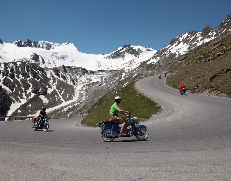 Mensch gegen Maschine: Rad gegen Moped beim Ötztaler Mopedmarathon 