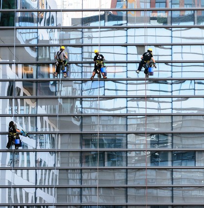 Was macht ein Bergführer im Winter? Fensterputzen! Was macht ein Bergführer im Winter? Fensterputzen!