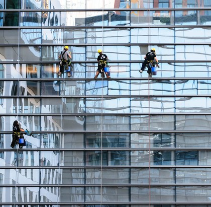 Was macht ein Bergführer im Winter? Fensterputzen! Was macht ein Bergführer im Winter? Fensterputzen!