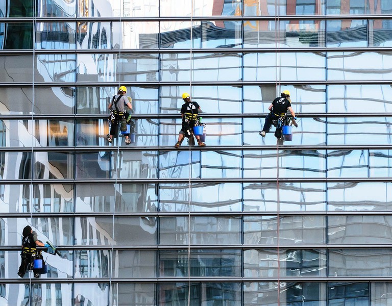 Was macht ein Bergführer im Winter? Fensterputzen!