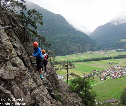 Schwindelfreie Endorphine: Der Flying Fox und Seilparcours Längenfeld