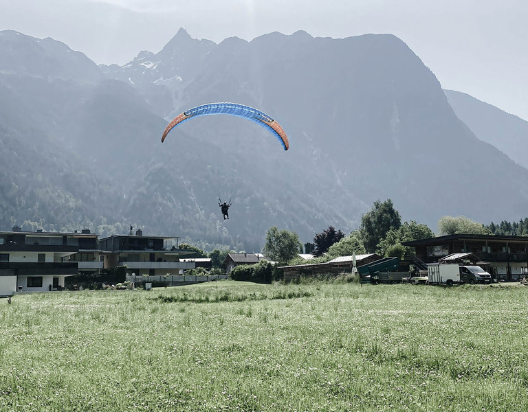 DIE LIZENZ ZUM FLIEGEN.<br/>TANDEMFLÜGE IN OETZ.<br/>